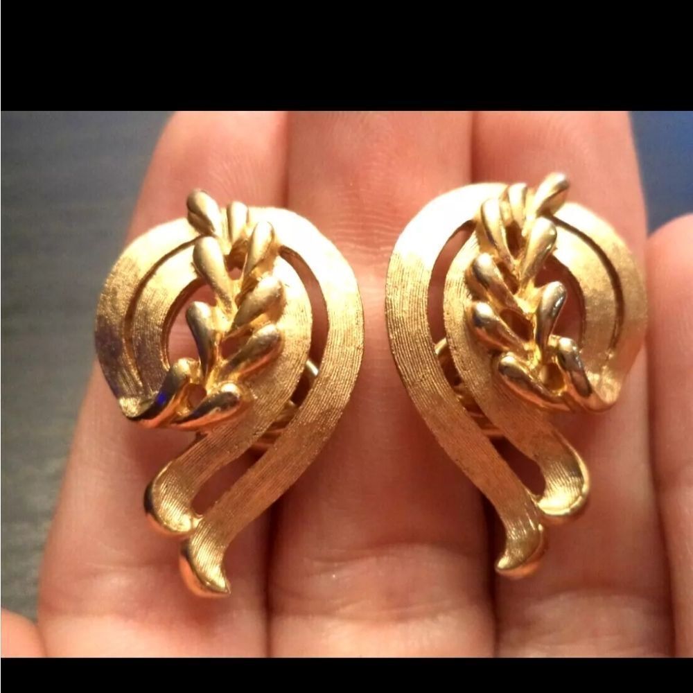 VINTAGE SIGNED CROWN TRIFARI GOLD TONE 1" CLIP EARRINGS EXCELLENT CONDITION